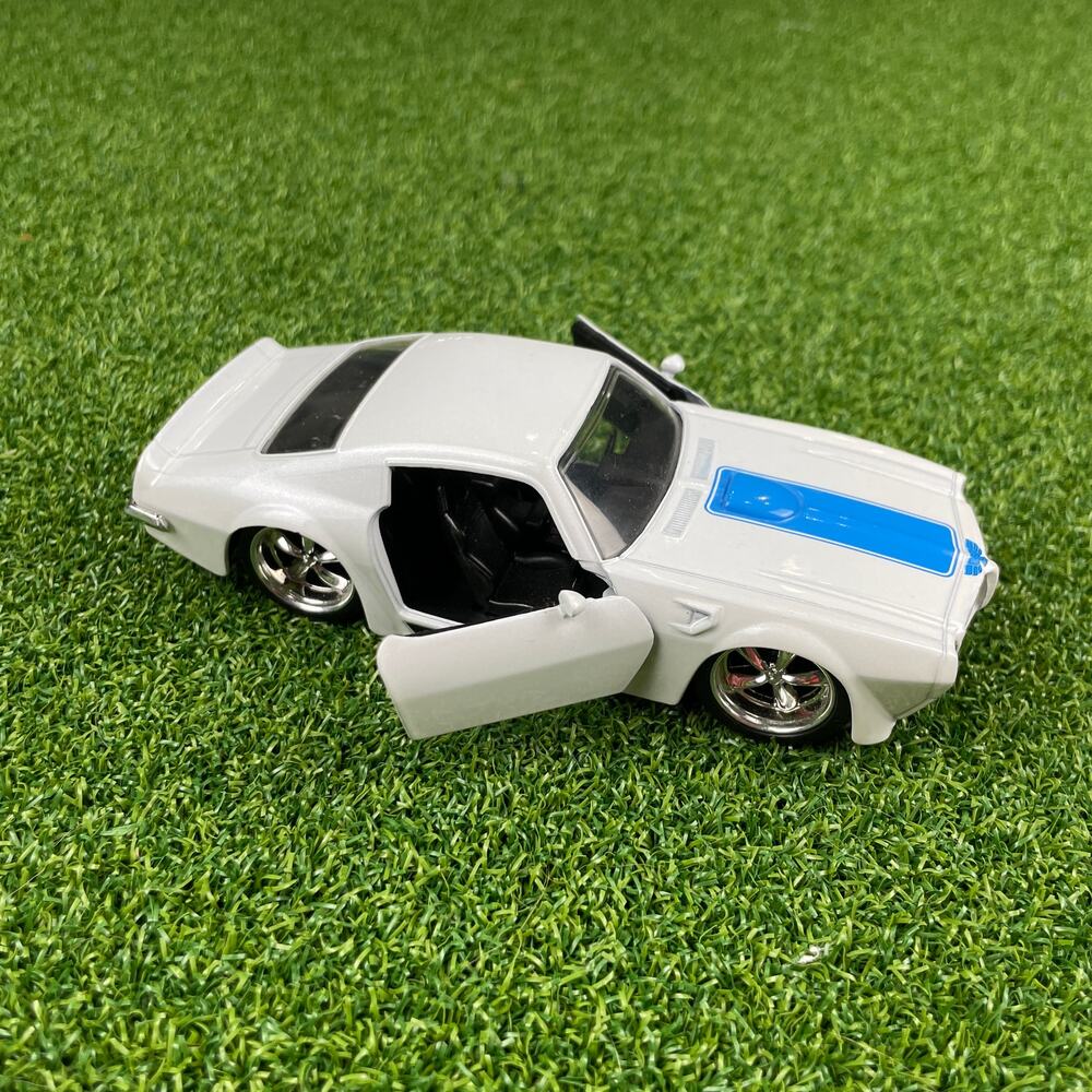 Jada Toys Bigtime Muscle 1972 Pontiac Firebird 1:32 Scale White Die-Cast Car